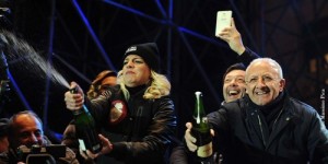 Emma Marrone e il sindaco di Salerno Vincenzo De Luca  festeggiano il 2015.