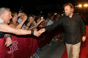 Franco Nero saluta i fan sul red carpet del Social World Film Festival