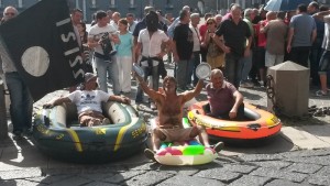 Rifiuti: protesta con gommoni e bandiere stile Isis a Napoli