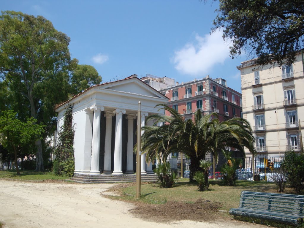 Ragazzo si impicca in villa comunale Ragazzo si impicca in villa comunale