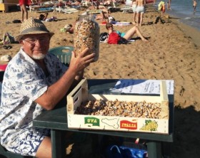 smaltimento-mozziconi-sigarette-iniziativa-pensionato-siciliano-spiaggia-lido-noto-640x488