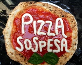 La pizza 'sospesa' a Napoli il sindaco 'sospeso'