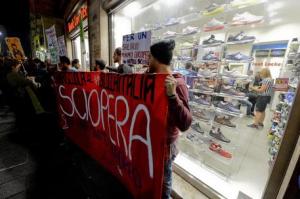 Sciopero: Napoli,Centri sociali contro negozi in franchising