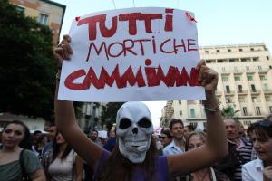 Terra dei fuochi: manifestazione a Napoli per dire basta alla devastazione