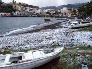 Maltempo: neve e vento gelido in Sicilia, Eolie isolate