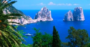 I faraglioni di Capri (foto Alamy/Milestone Media)