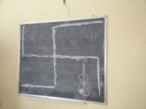 Svastica su lavagna contro docente ebrea di violino a Napoli