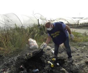 Terra fuochi: bruciava rifiuti vicino coltivazioni,arrestato