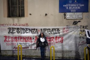 Casa: protesta a Napoli,vestiti da suore davanti a ex scuola
