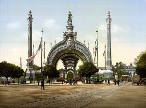 1024px-Grand_entrance,_Exposition_Universal,_1900,_Paris,_France