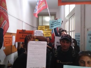 Casa: blitz collettivi e sindacati base in ufficio anagrafe Bologna