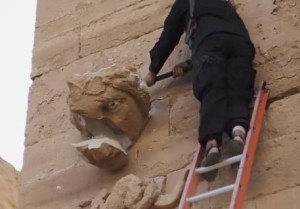 Isis: media, video distruzione statue Hatra con kalashnikov
