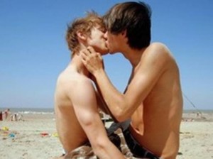 gay_kiss-kTwF-U46010754182452dKH-1224x916@CorriereMezzogiorno-Web-Mezzogiorno-593x443