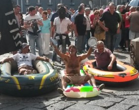 Rifiuti: protesta con gommoni e bandiere stile Isis a Napoli