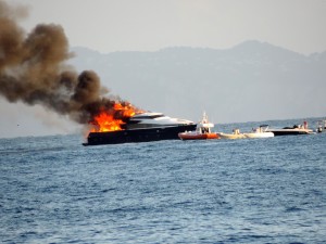 Yacht De Laurentiis in fiamme: tornava da vacanza a Ischia