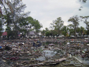 800px-Street_in_downtown_Banda_Aceh_after_2004_tsunami_DD-SD-06-07366