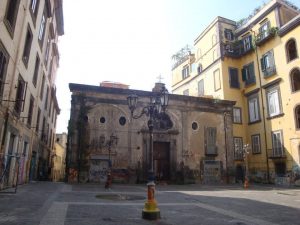 A sinistra, palazzo Giusso. A destra, palazzo Casamassima. Al centro, chiesa dei Santi Cosmo e Damiano.