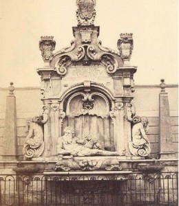 La fontana antica addossata al muro