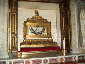 Teca con le catene fuse, esposta sotto l'altare maggiore della chiesa di San Pietro a vincoli di Roma. 