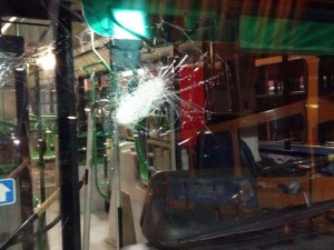 Agguato contro bus a Napoli, baby gang rompe vetri mezzo