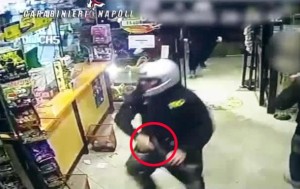 Baby rapinatori intrappolati in un negozio, presi dai Cc