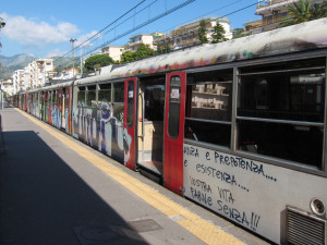 2273_circumvesuviana-costringono-il-treno-a-fermarsi-e-poi-lanciano-pietre-sui-vetri