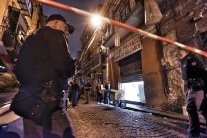 Sparatoria a Napoli: killer in azione con bambini in strada