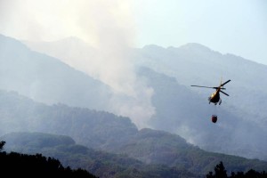 Incendio Vesuvio: vento alimenta roghi, elicotteri al lavoro
