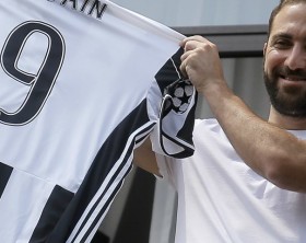 Gonzalo-Higuain-holds-up-his-Juventus-shirt-1200x480