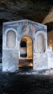 OLEVANO Grotta di San Michele Arcangelo, la facciata di una delle cappelle del complesso micaelico;