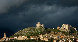Profilo_centro_storico_di_montesarchio_(lato_vetere)_con_castello_e_torre