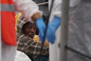 463 migrants desembark in Napoli harbour