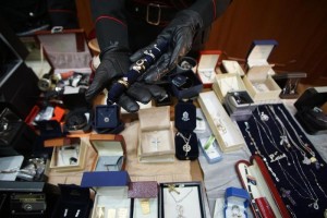 Tesoro narcos a Napoli,diamanti e lingotti per 2 mln