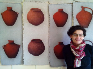 L'artista Cristina Cianci con alcune opere in mostra da Etra Home Gallery