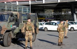 Foto 2 - I militari di Strade Sicure presidiano la Stazione Centrale di Napoli