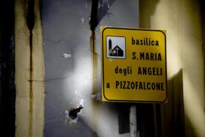 Festini gay, cardinale Sepe sospende parroco a Napoli