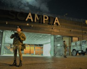 Foto 1 - Militari presidiano la stazione Metro di Scampia a Napoli