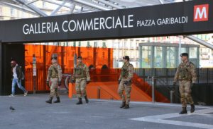 Pattuglia del Reggimento Cavalleggeri Guide (19°) a Piaza Garibaldi Napoli