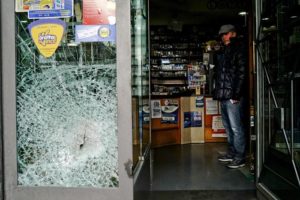 Ancora raid in centro Napoli,vetrine sfondate accanto Comune