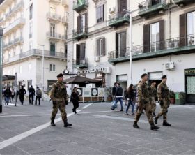 Foto 2 - Pattuglia in azione a Piazza Garibaldi. Napoli