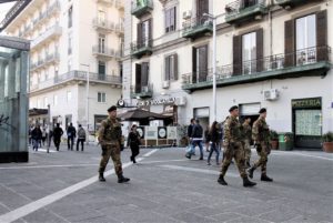 Foto 2 - Pattuglia in azione a Piazza Garibaldi. Napoli