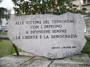 400px-lapide_alle_vittime_del_terrorismo