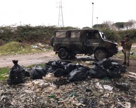 Foto 4 - Militari impegnati nel contrasto allo sversamento illegale di rifiuti