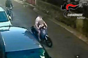 In sella ad uno scooter con il figlio in braccio a Volla per aggredire una donna