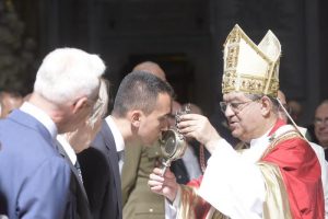 Luigi di Maio bacia la teca contenente il sangue di San Gennaro nel Duomo di Napoli, Napoli 19 Settembre 2017. ANSA / CESARE ABBATE