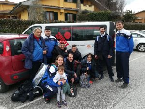 La squadra con alcuni supporter poco prima della partita