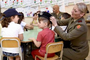 4-militare-indossa-il-basco-a-un-alunno-della-scuola-primaria