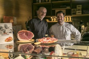 da-dx-chef-gigi-crispino-della-salumeria-upnea-e-chef-massimiliano-mascia-del-ristorante-san-domenico-di-imola-2-stelle-michelin