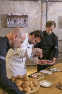 da-dx-chef-gigi-crispino-della-salumeria-upnea-e-chef-massimiliano-mascia-del-ristorante-san-domenico-di-imola-2-stelle-michelin__