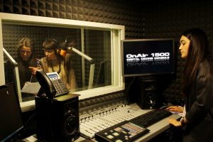 gli-studenti-del-master-in-radiofonia-negli-studi-di-run-radio-conducono-fuori-scena